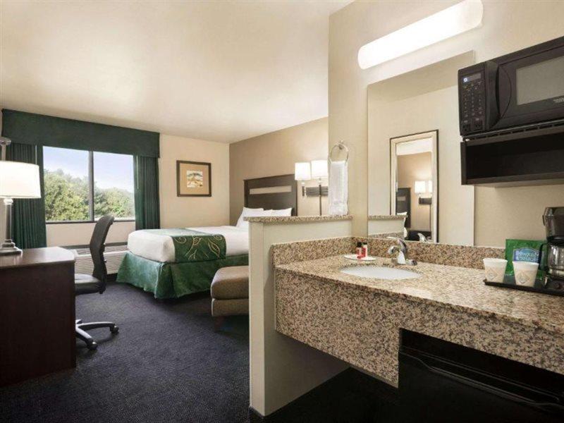 Travelodge By Wyndham Brunswick Near Fredrick Exterior photo