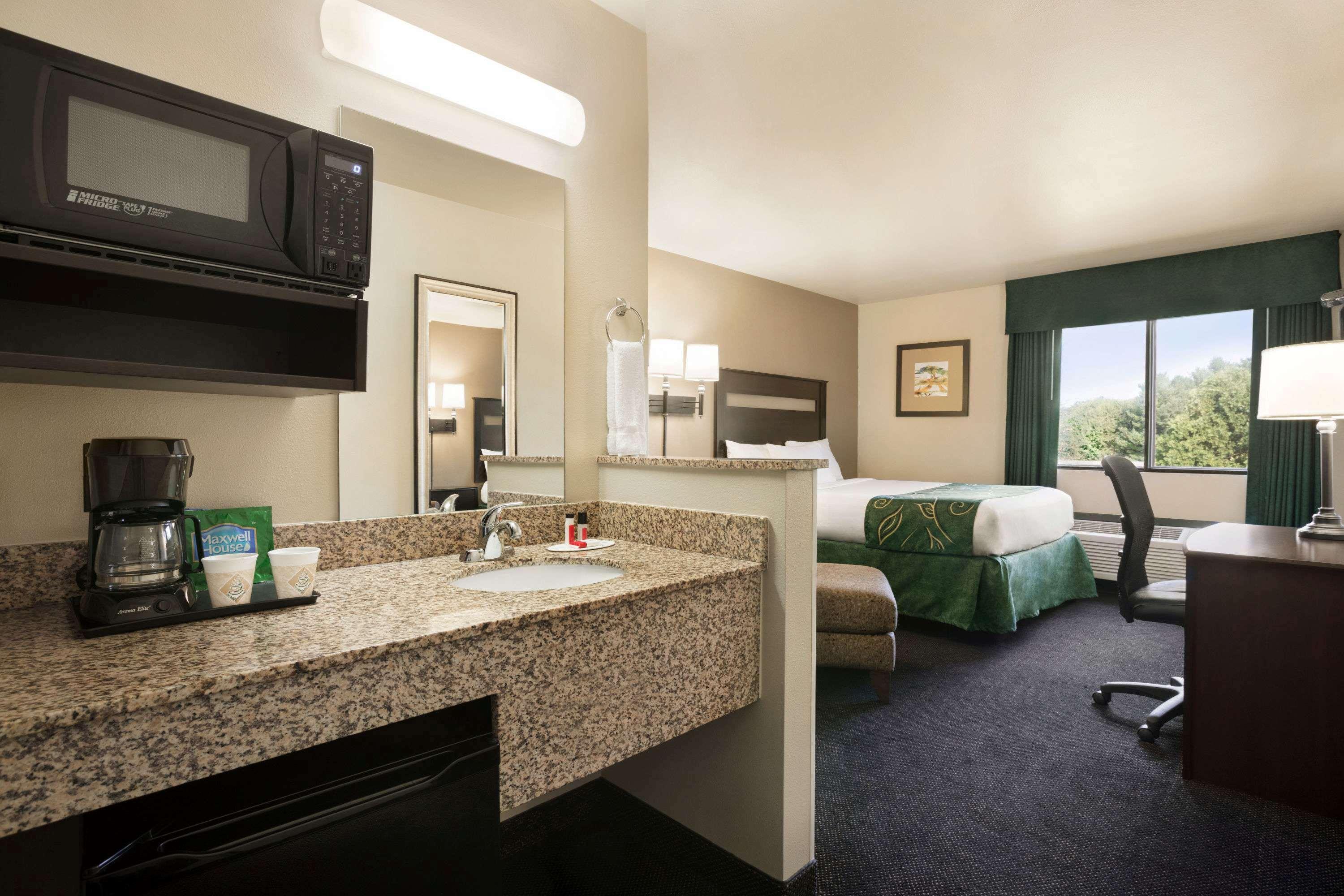 Travelodge By Wyndham Brunswick Near Fredrick Exterior photo