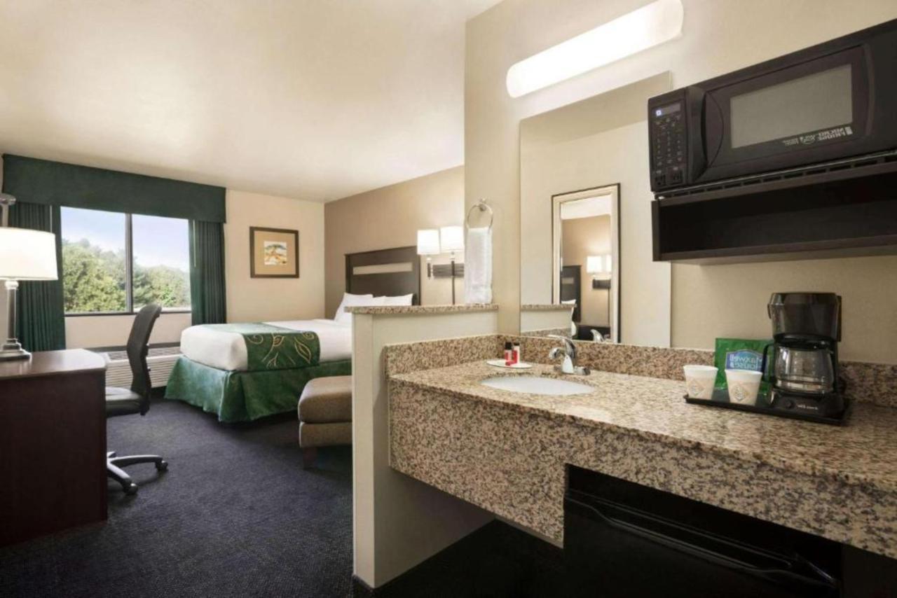 Travelodge By Wyndham Brunswick Near Fredrick Exterior photo